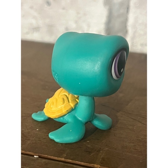 Littlest Pet Shop LPS Green Sea Turtle #60 Captain Gilturtle Purple Eyes - Picture 3 of 5